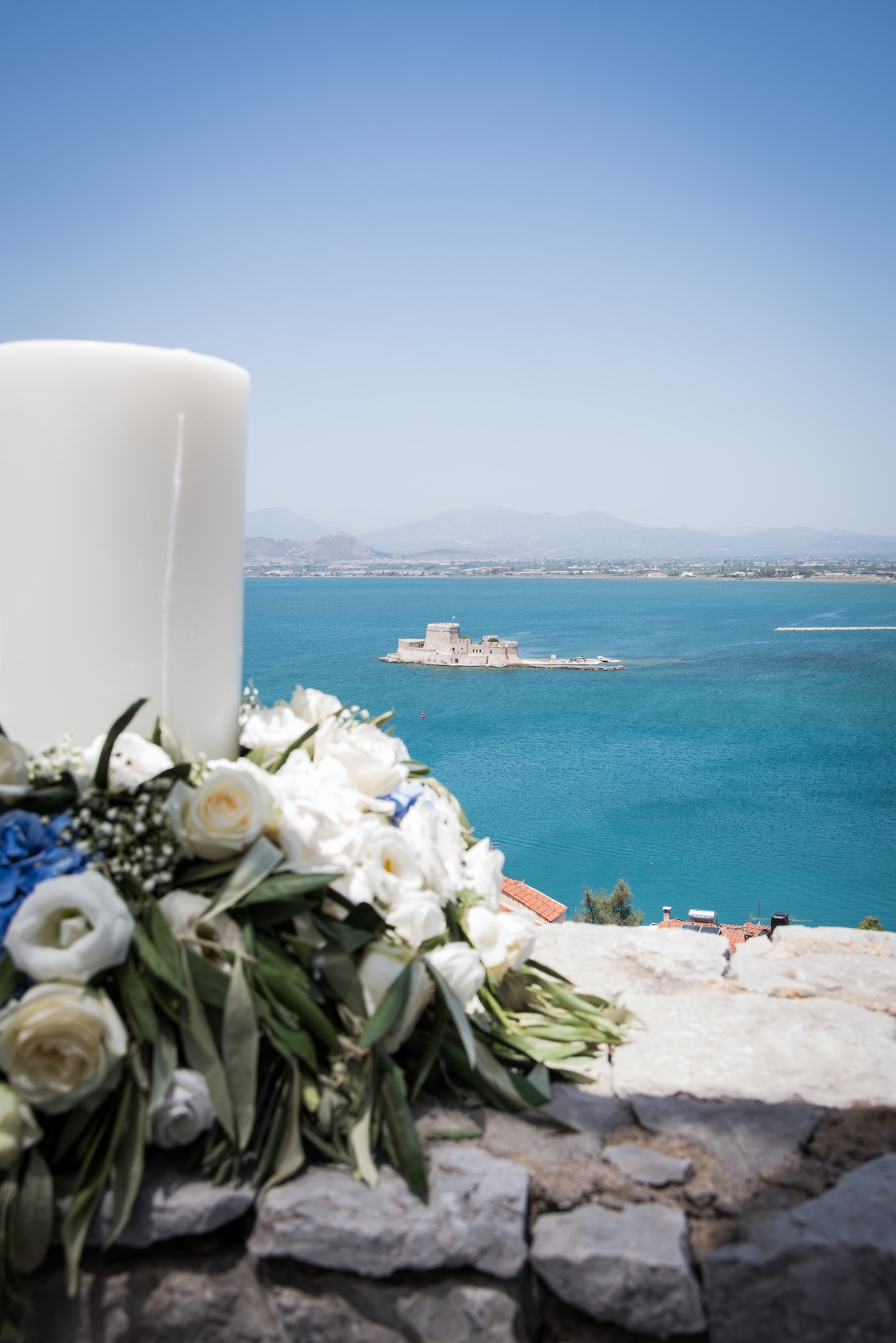 Στολισμός πάρτι δίπλα στη θάλασσα στο Ναύπλιο.
