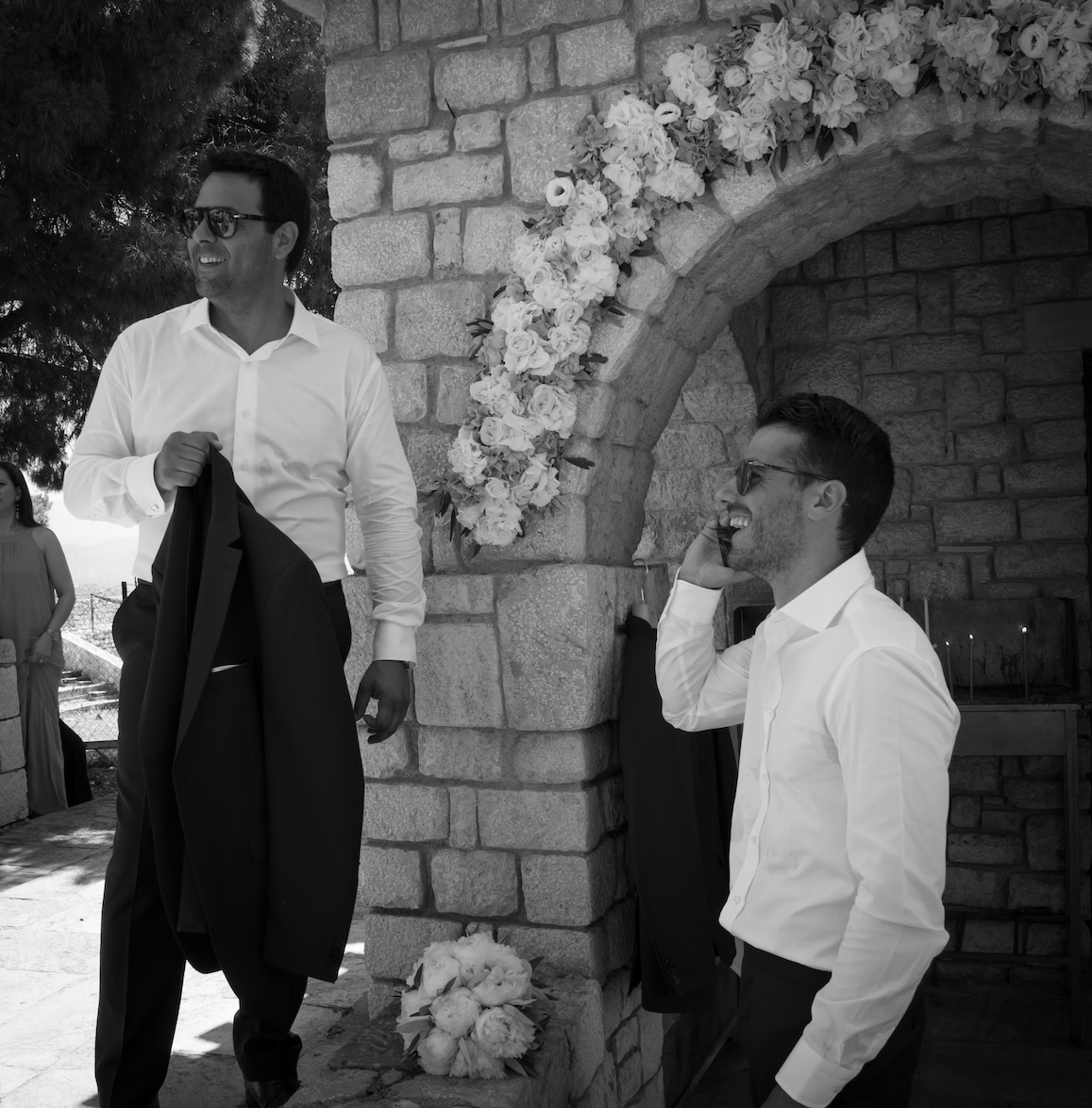 Γαμπρός και κουμπάρος γελούν μαζί.