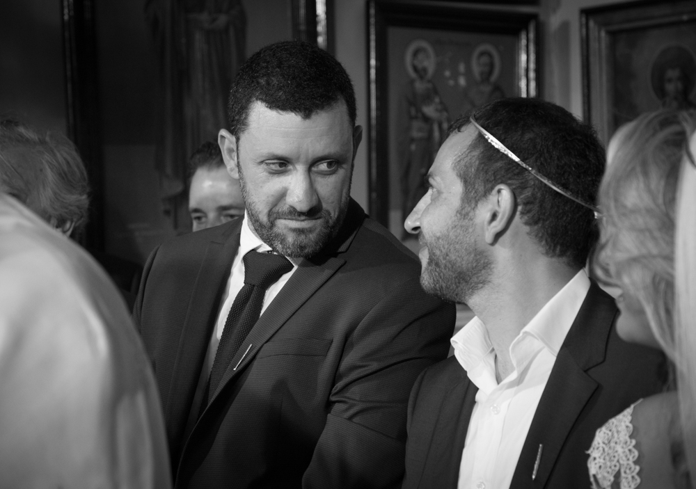 Ξεχωριστή στιγμή μεταξύ γαμπρού και κουμπάρου.